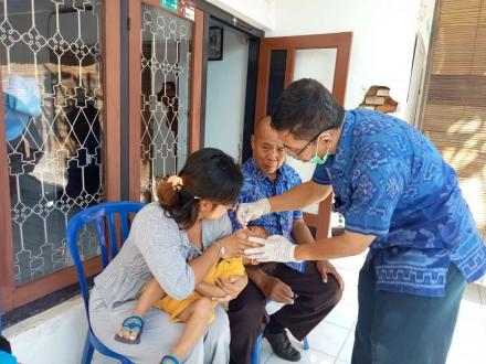 Imunisasi (Tetes Polio) dan Posyandu yang berlokasi di Banjar Dinas Gambang